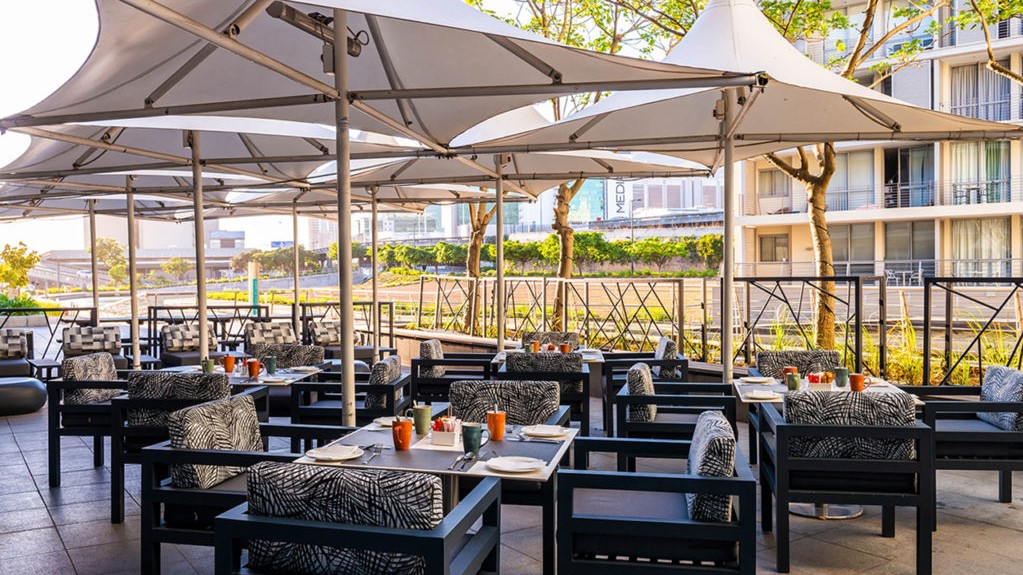 Canal-Cafe-Outdoor-Seating-aha-Harbour-Bridge-Hotel-and-Suites