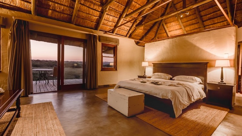 Hlosi Game Lodge Luxury King Suite (2)